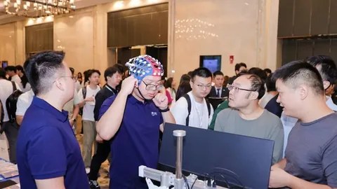荣耀电竞新品亮相，跨界合作吸睛眼球